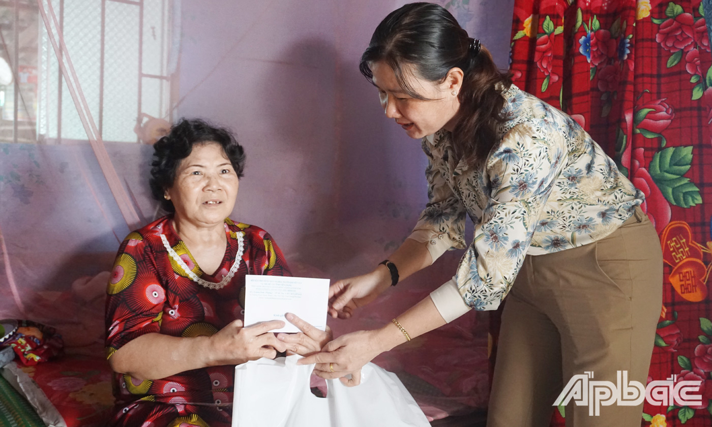 Đồng chí Nguyễn Thị Mỹ Nương trao quà cho người khuyết tật cho bà Nguyễn Thị Dung (ấp Tân Thành 2, xã Tân Thạnh) 