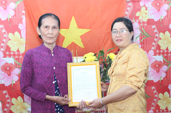 Bà Lê Thị Hồng Trang, Phó Chủ tịch MTTQVN TP. Mỹ Tho trao quyết định bàn giao nhà cho bà Bùi Thị Thủy