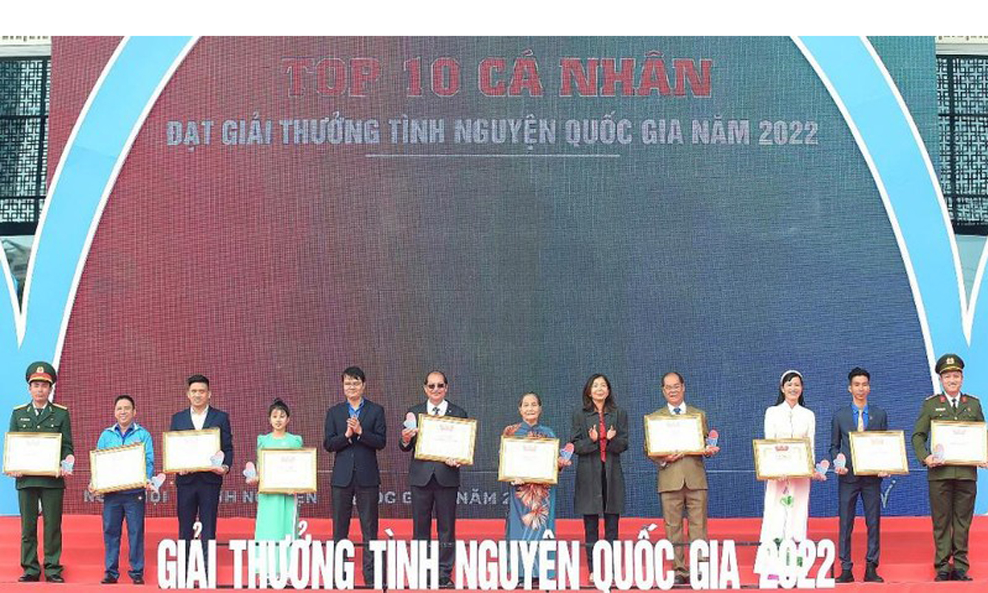 Đồng chí Bùi Quang Huy, Ủy viên dự khuyết Trung ương Đảng, Bí thư thứ nhất Trung ương Đoàn (thứ 5 từ trái sang) trao Giải thưởng Tình nguyện quốc gia năm 2022 tặng 10 cá nhân tiêu biểu. 