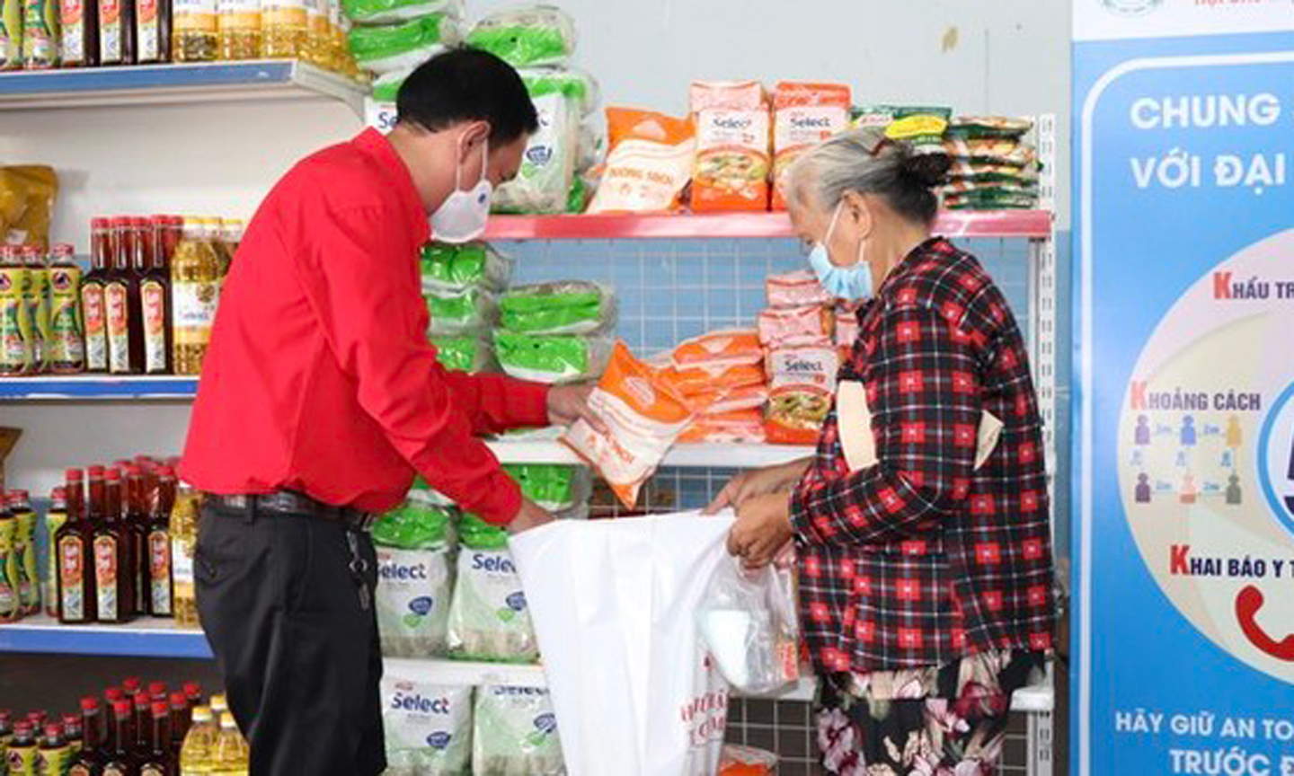 Hội Chữ thập đỏ TPHCM tổ chức Phiên chợ nhân đạo trao quà người dân khó khăn, bị ảnh hưởng dịch Covid-19 tại huyện Nhà Bè,  ngày 19-5-2021