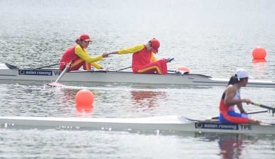 Vừa thi đấu xong Đại hội thể thao toàn quốc 9-2022, các tay chèo rowing đã thi đấu vô địch châu Á 2022. Ảnh: H.H