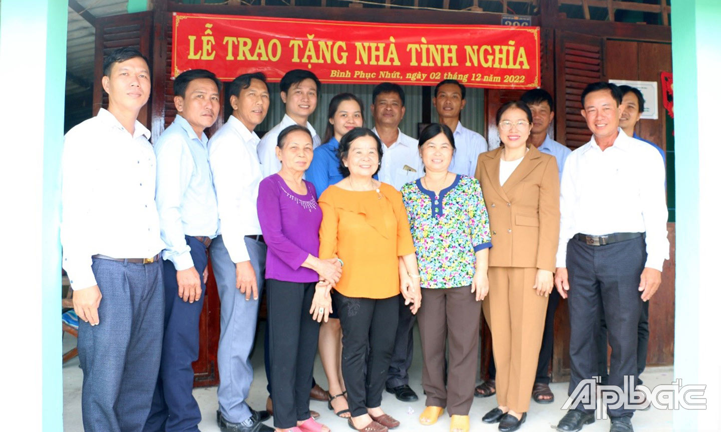 Bà Nguyễn Thị Tuyết, Giám đốc Vietcombank Tiền Giang (hàng đầu, thứ 2 từ phải qua), trao nhà cho gia đình bà Nguyễn Thị Ngọc Em