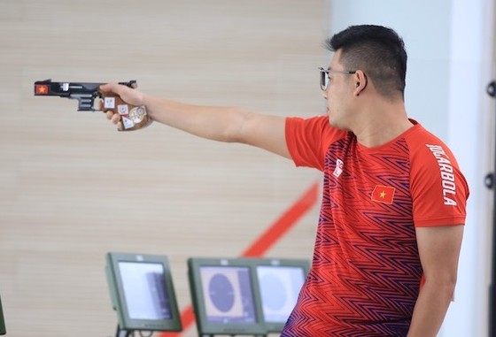 Xạ thủ Hà Minh Thành đã giành HCV giải vô địch Đông Nam Á 2022 trong bài bắn 25m súng ngắn bắn nhanh nam. Ảnh: M.TUẤN