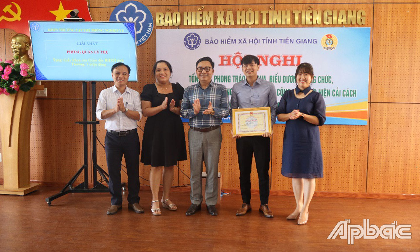 Lãnh đạo BHXH tỉnh Tiền Giang trao Giấy khen và giải thưởng cho các đơn vị đạt thành tích trong phong trào thi đua.