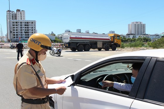 Cảnh sát giao thông kiểm tra hành chính chủ phương tiện tham gia giao thông.