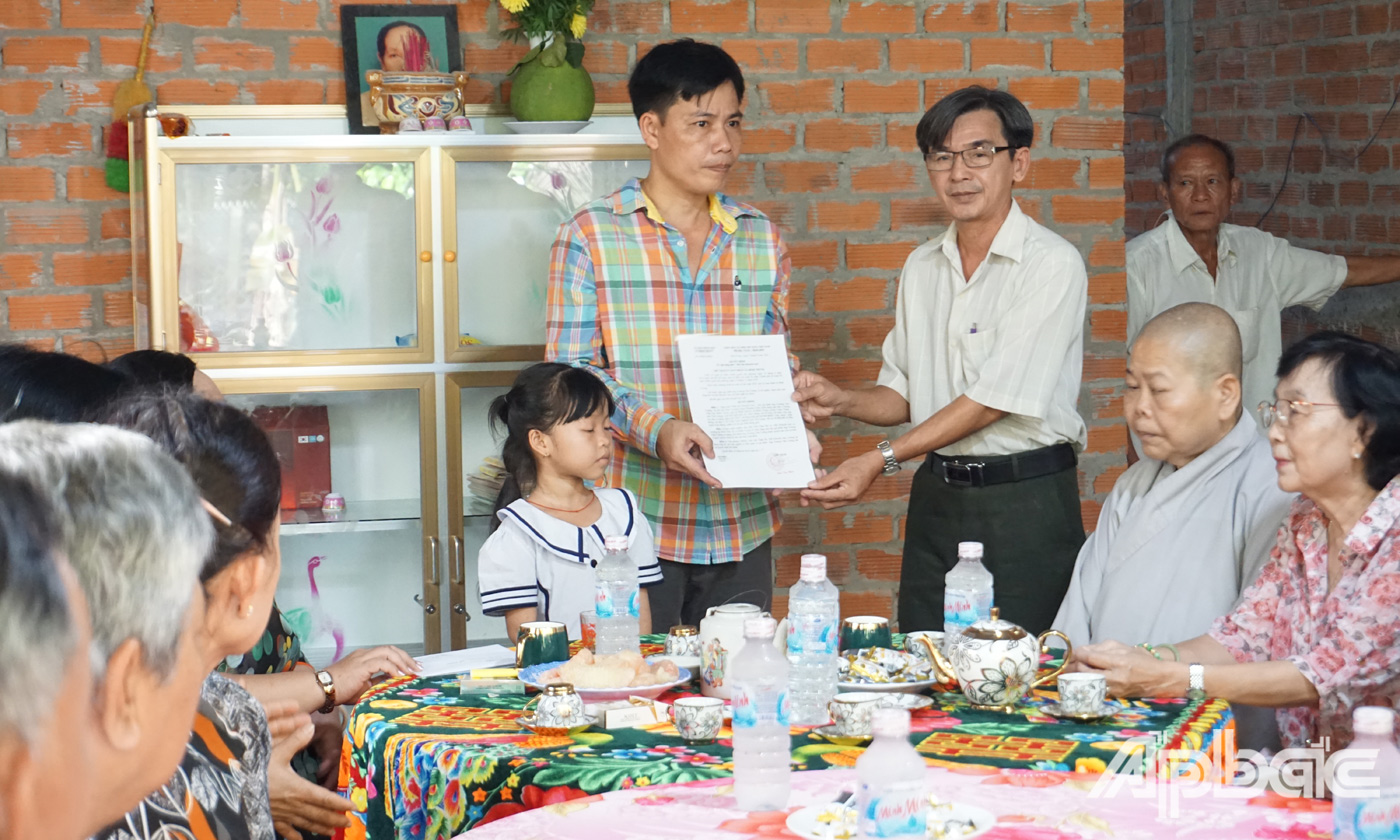 UBND xã Bình Trưng trao Quyết định bàn giao “Mái ấm khuyến học” cho gia đình em Trương Ngọc Phương Uyên