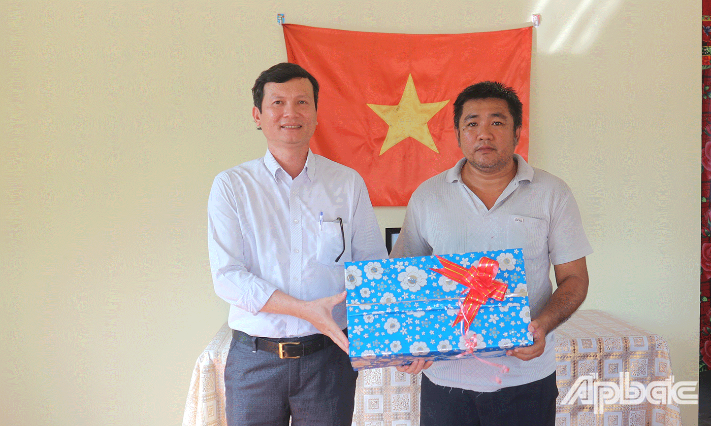 Lãnh đạo Cục thuế tỉnh Tiền Giang trao quà, chúc mừng anh Tiến có ngôi nhà mới