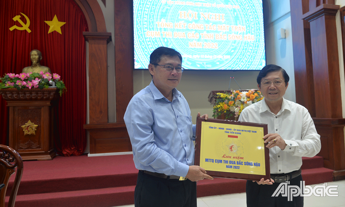 Ban Thường vụ Tỉnh ủy tặng tranh lưu niệm cho Ủ y Ban Trung ương MTTQ Việt Nam.