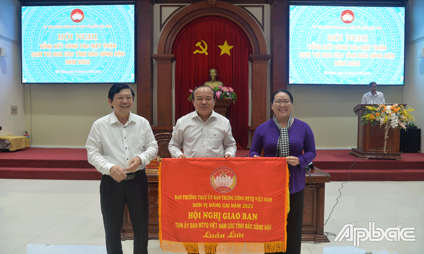 Trao cờ luân lưu Cụm trưởng năm 2023 cho Ủy Ban MTTQ tỉnh Bến Tre.