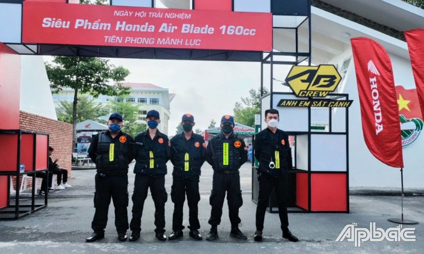 Anh Châu (bìa phải) cùng nhân viên Công ty TNHH Thương mại và Dịch vụ  Tiền Giang HR tham gia công tác bảo vệ - vệ sĩ tại một sự kiện.