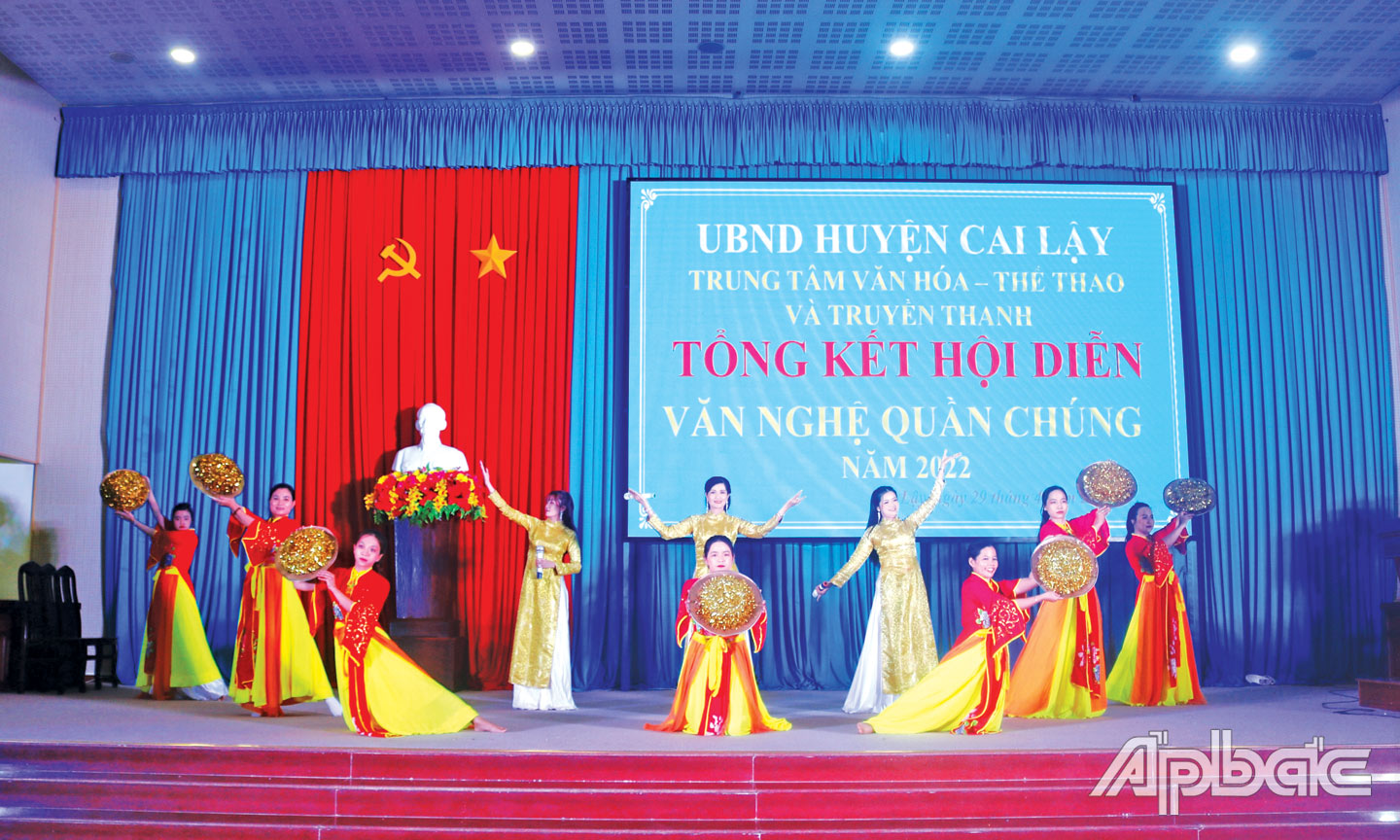 Huyện Cai Lậy thường xuyên tổ chức các hoạt động văn hóa - văn nghệ, góp phần nâng cao đời sống văn hóa tinh thần cho người dân.        Ảnh: QUẾ NGÂN
