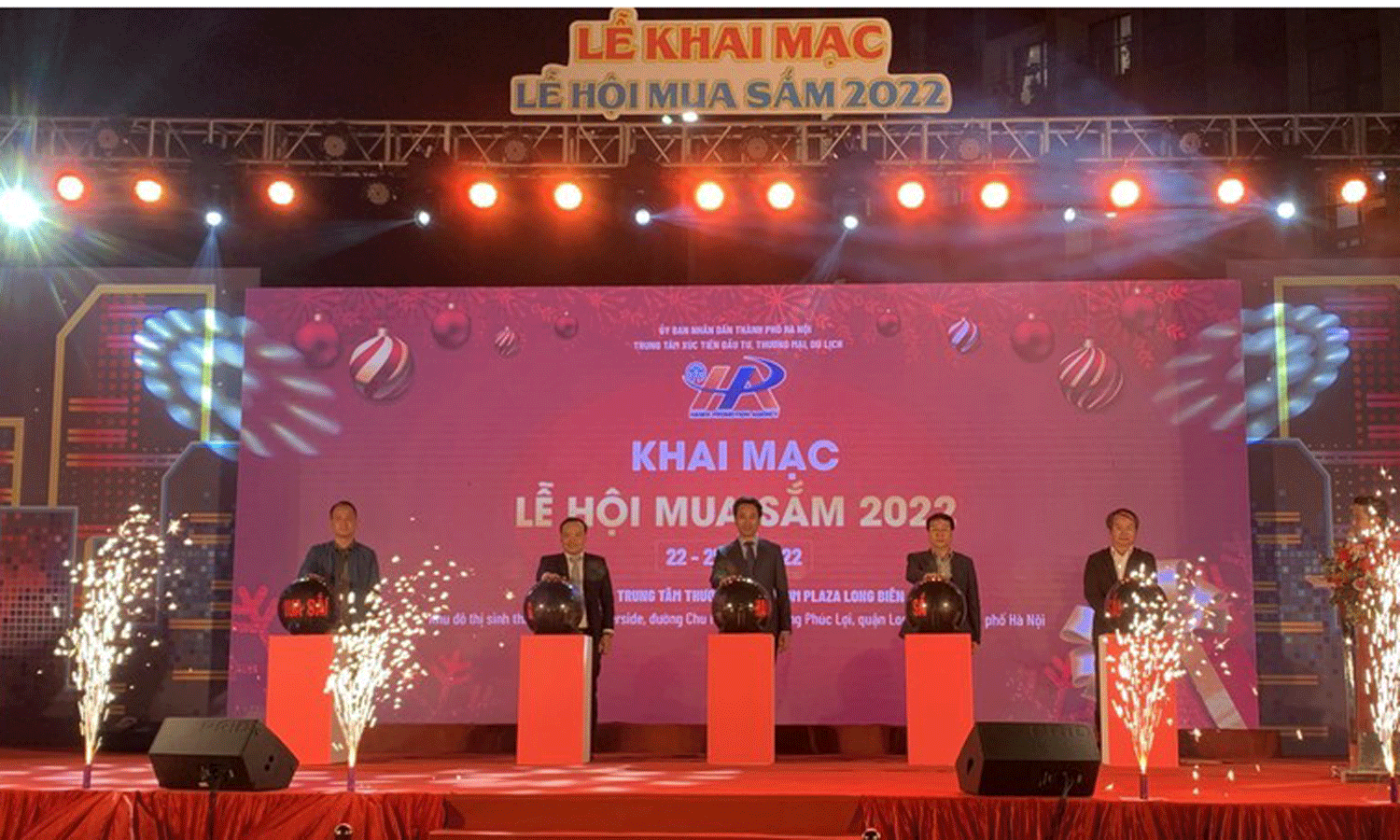 ABO/NDO= The Hanoi Promotion Agency (HPA) opened the 2022 Hanoi shopping festival on December 22 night at the Vincom Plaza Long Bien shopping mall in Long Bien District.