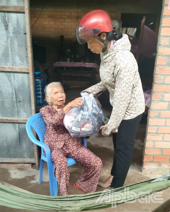 Chị Ngân tặng nhu yếu phẩm cho người dân có hoàn cảnh khó khăn trên địa bàn huyện Châu Thành.