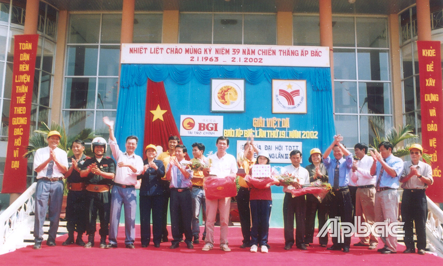 Ban Tổ chức tặng hoa cho các đơn vị tài trợ tại Giải Việt dã Báo Ấp Bắc lần thứ 19 năm 2002.