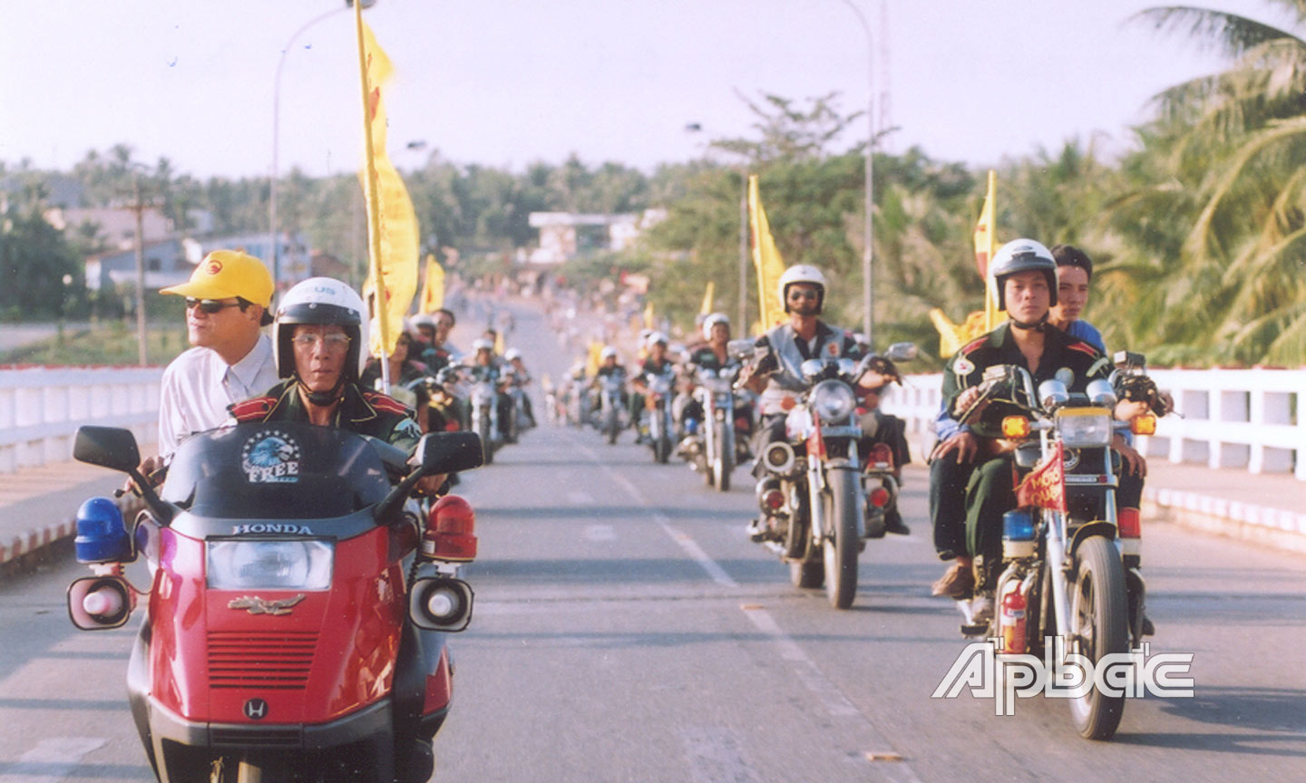 Đội Mô tô Quận 5 tham gia bảo vệ lộ trình tại Giải Việt dã Báo Ấp Bắc lần thứ 19 năm 2002.