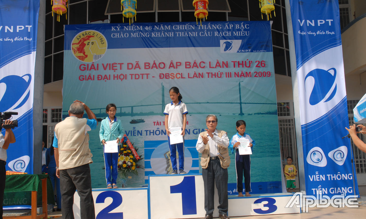 Báo Ấp Bắc trao thưởng các vận động viên có thành tích cao tại Giải Việt dã Báo Ấp Bắc lần thứ 26 năm 2009.
