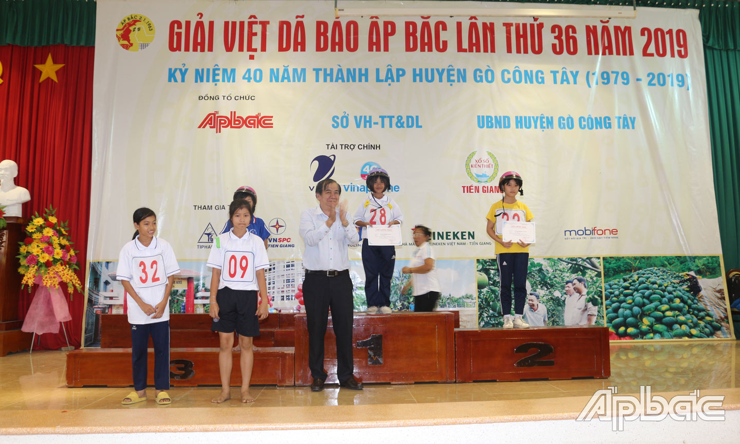 Tổng Biên tập Báo Ấp Bắc Nguyễn Minh Tân trao thưởng cho các vận động viên có thành tích cao tại Giải Việt dã Báo Ấp Bắc lần thứ 36 năm 2019.