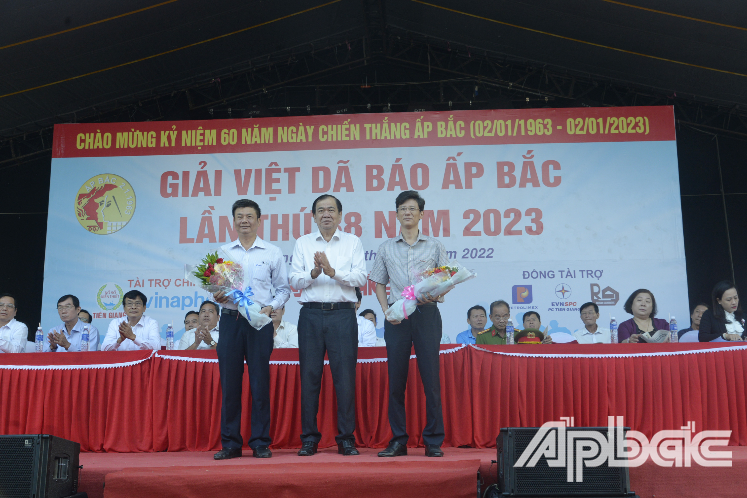 Đồng chí Nguyễn Minh Tân, Tổng Biên tập Báo Ấp Bắc trao tặng cho các nhà tài trợ Giải.