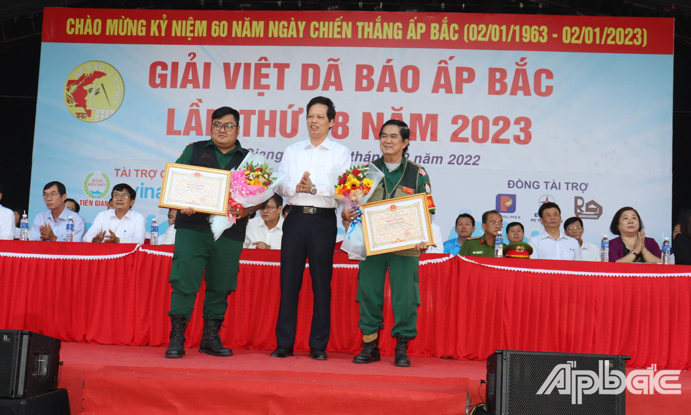 Đồng chí Nguyễn Thành Diệu trao Bằng khen của UBND tỉnh cho đơn vị Đội Moto Quận 5, TP.HCM.