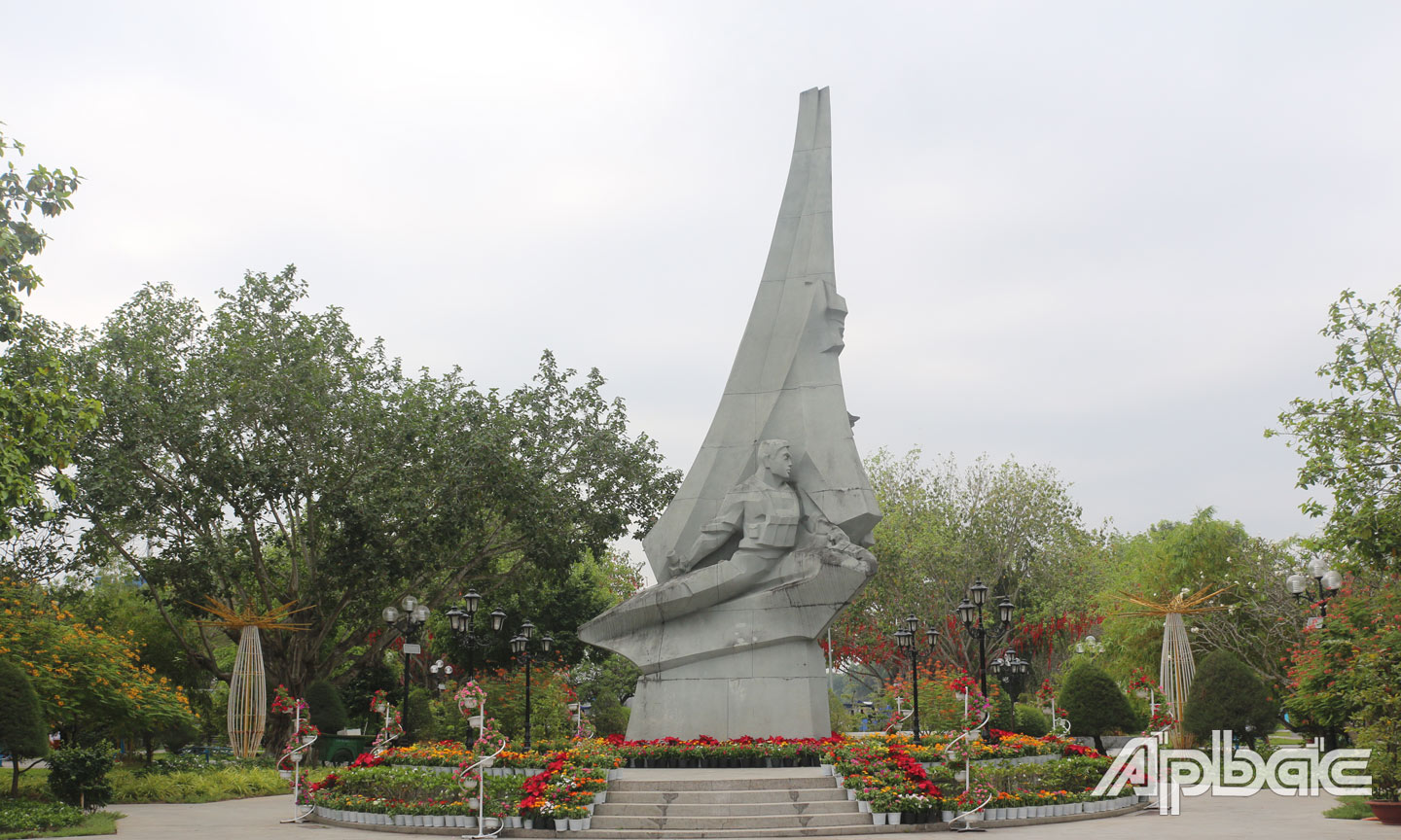 Tại Đài tưởng niệm đồng bào và chiến sĩ anh dũng hy sinh trong cuộc tổng tiến công và nổi dậy Xuân Mậu Thân năm 1968 đã hoàn tất việc trang trí hoa.