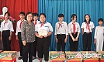 Nguyên Phó Chủ tịch nước Trương Mỹ Hoa trao học bổng và tặng quà tết tại huyện Cái Bè