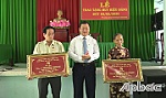 Đồng chí Phan Phùng Phú trao Huy hiệu Đảng tại xã Phú Quý và phường 2
