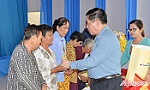 Trưởng Ban Tuyên giáo Trung ương tặng 200 suất quà cho hộ nghèo huyện Tân Phú Đông