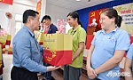 Trưởng Ban Tuyên giáo Trung ương tặng quà cho công nhân, lao động Khu công nghiệp Tân Hương