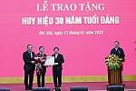  Phó Thủ tướng Chính phủ Trần Hồng Hà nhận Huy hiệu 30 năm tuổi Đảng