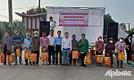 Huyện Tân Phước: Các doanh nghiệp tặng quà tết cho hộ nghèo, hộ cận nghèo