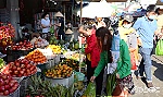 Thị trường 30 Tết: Hoa, trái cây hút hàng; bánh, mứt sức mua không bằng mọi năm