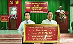 Bí thư Tỉnh ủy Tiền Giang trao tặng Huy hiệu 60 năm tuổi Đảng cho đồng chí Võ Đông Ba