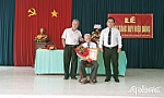 Phó Bí thư Thường trực Tỉnh ủy Tiền Giang Võ Văn Bình trao Huy hiệu Đảng tại Đảng bộ xã Hòa Định