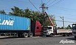 Xe container tông gãy trụ điện gây mất điện một số khu vực
