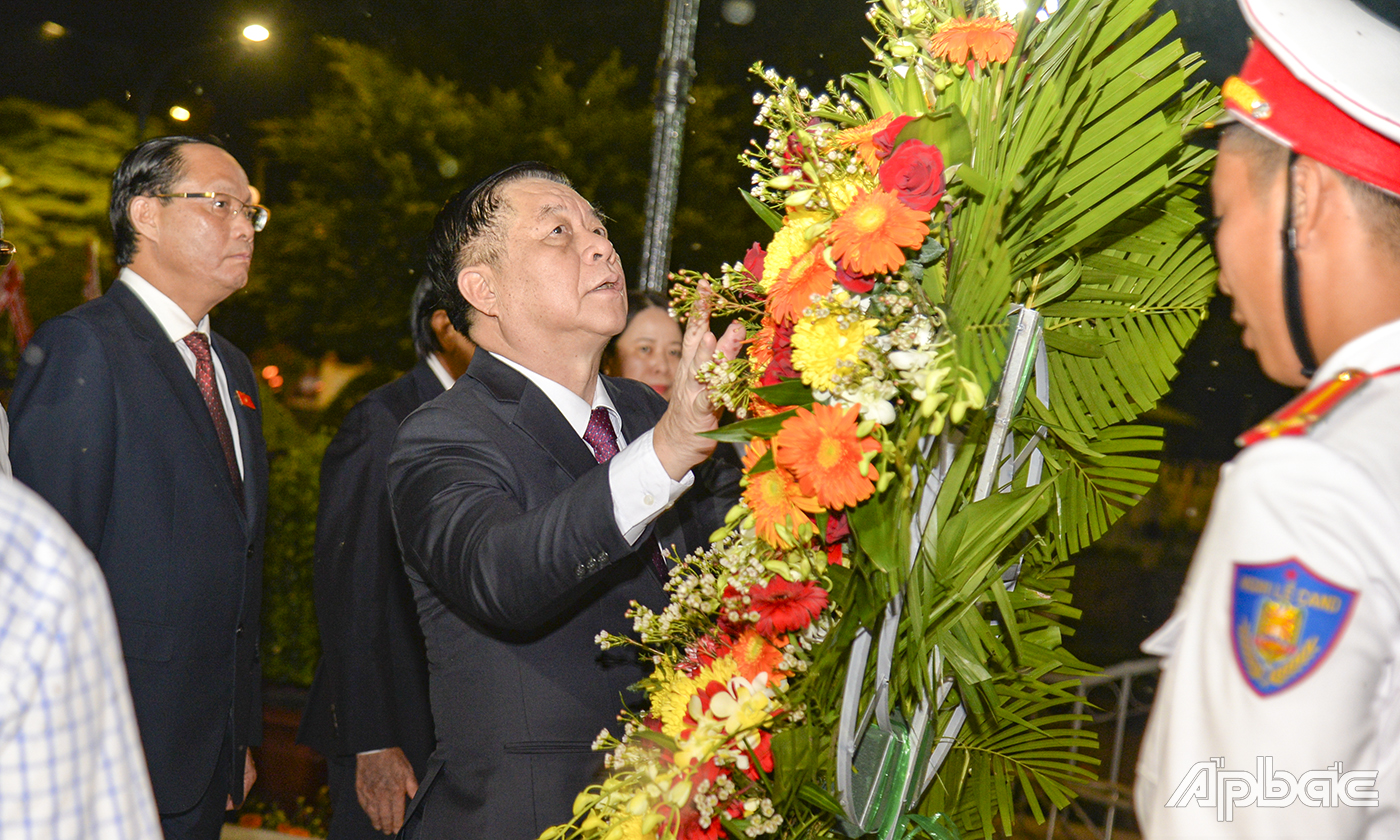 Đồng chí Nguyễn Trọng Nghĩa, Bí thư Trung ương Đảng, Trưởng Ban Tuyên giáo Trung ương đặt tràng hoa tại Tượng đài Tiểu đội giang thép.