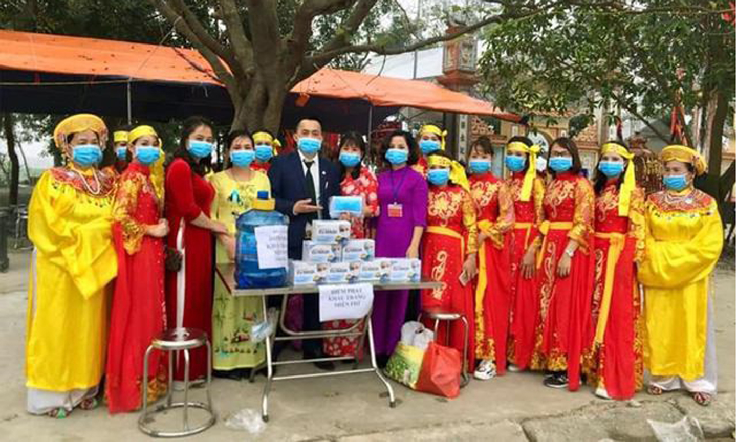 Phát khẩu trang miễn phí tại lễ hội cổ truyền phường Phú Lương (quận Hà Đông, Hà Nội).
