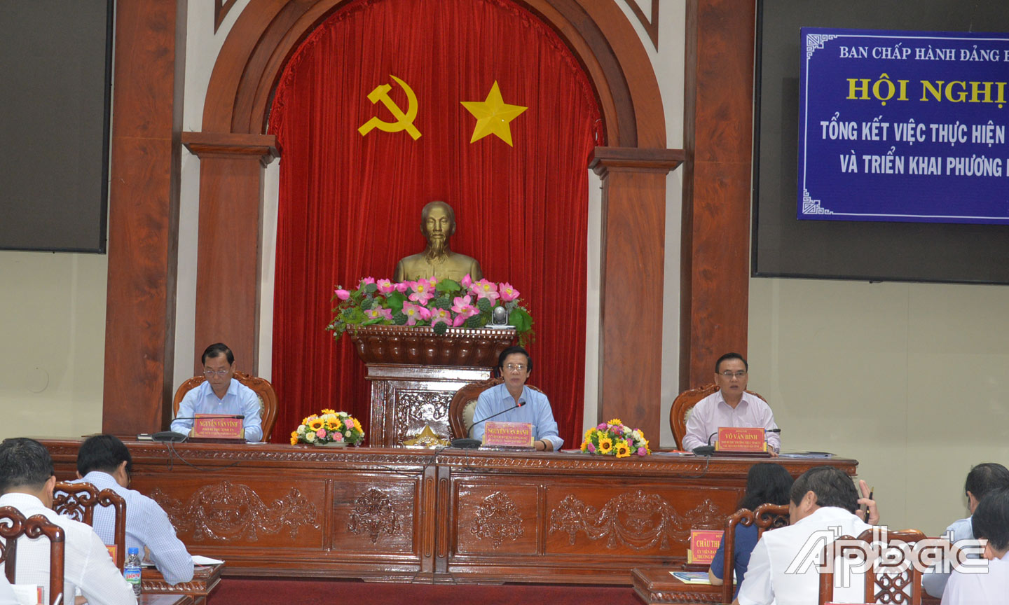 Đồng chí Nguyễn Văn Danh, đồng chí Võ Văn Bình và đồng chí Nguyễn Văn Vĩnh chủ trì hội nghị.