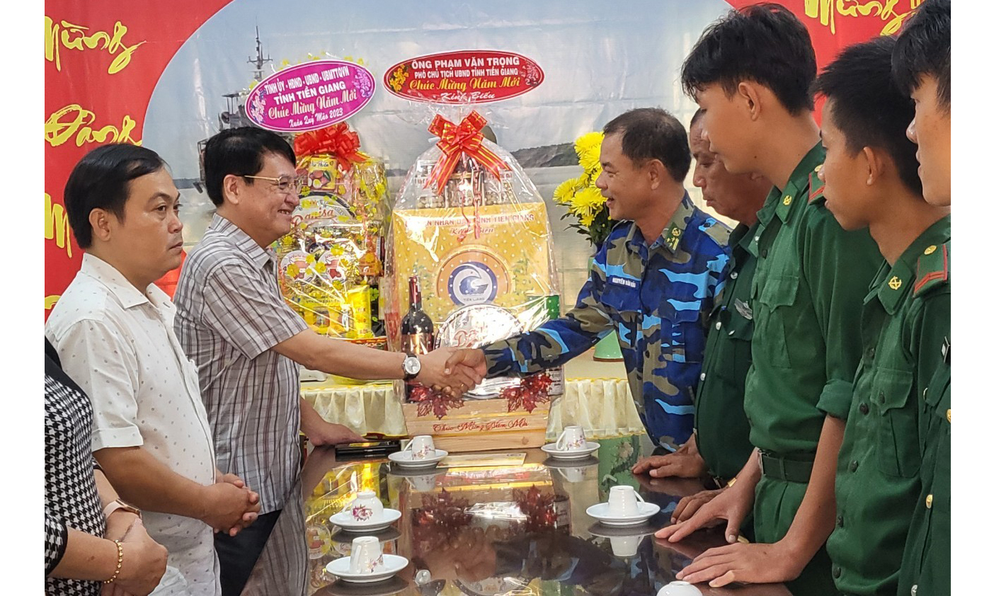 Đồng chí Phạm Văn Trọng thăm nhà xưởng sản xuất của HTX DVNN Hiệp Đức.