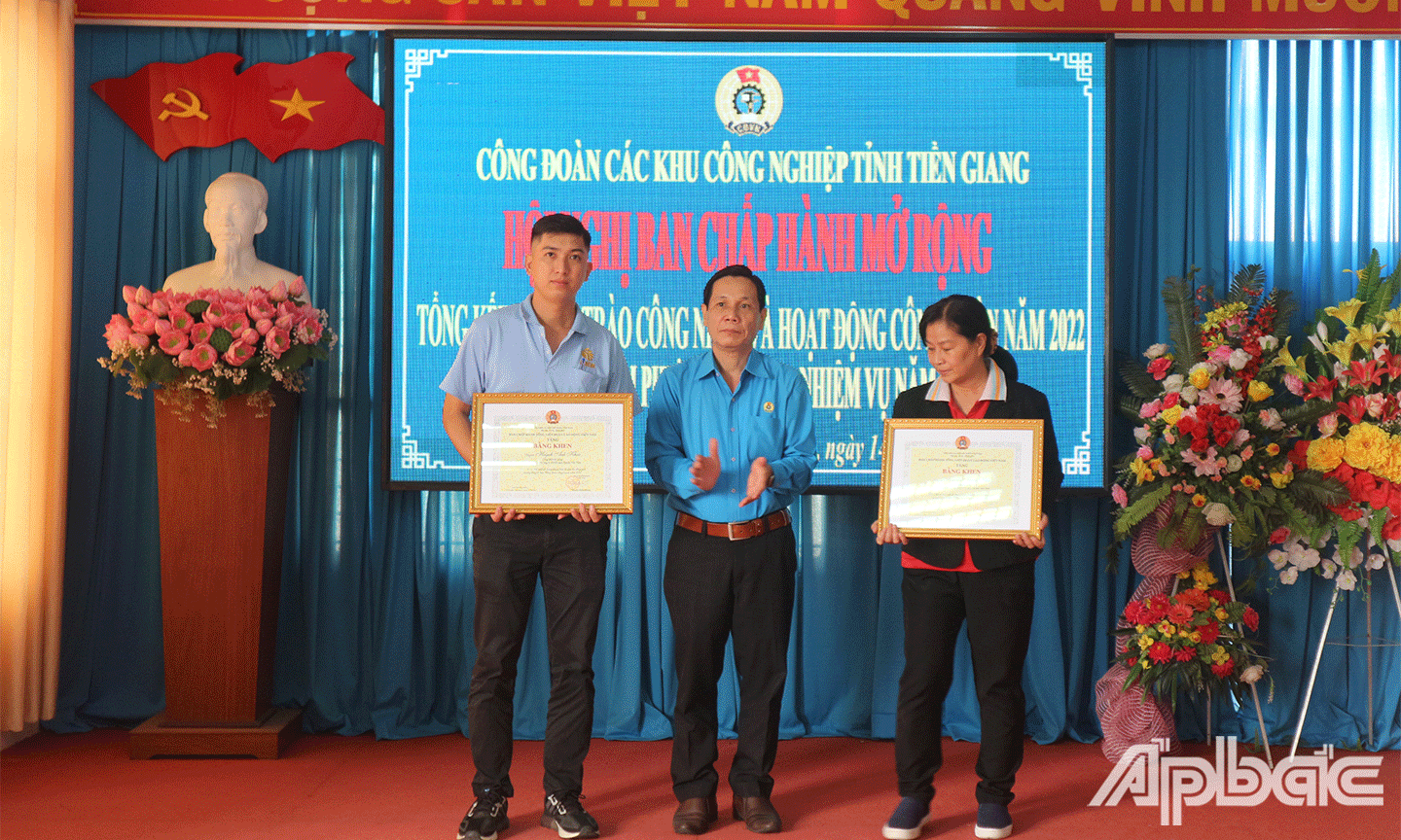 Tổng Liên đoàn Lao động Việt Nam đã trao tặng Bằng khen cho 3 cá nhân