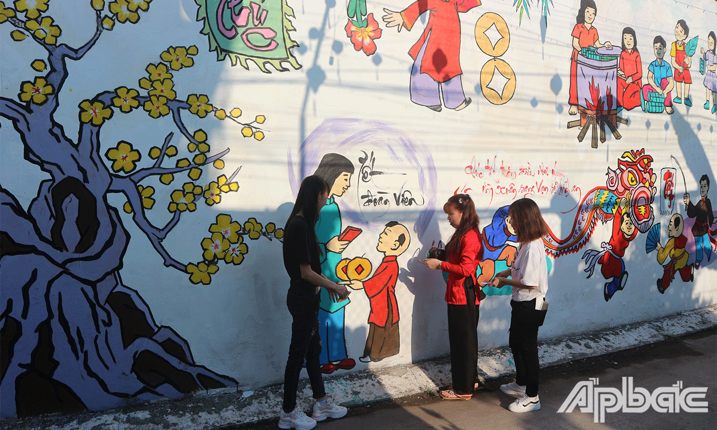 Các bạn trẻ tham quan, chụp ảnh tại phố ông Đồ số 68, đường Hoàng Việt, (Phường 5, Mỹ Tho, Tiền Giang)