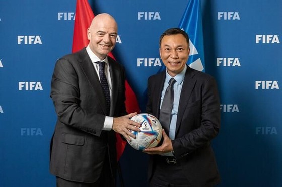 Ông Trần Quốc Tuấn và ông Gianni Infantino tại Hội nghị thượng đỉnh của FIFA ở Qatar hồi tháng 11-2022.