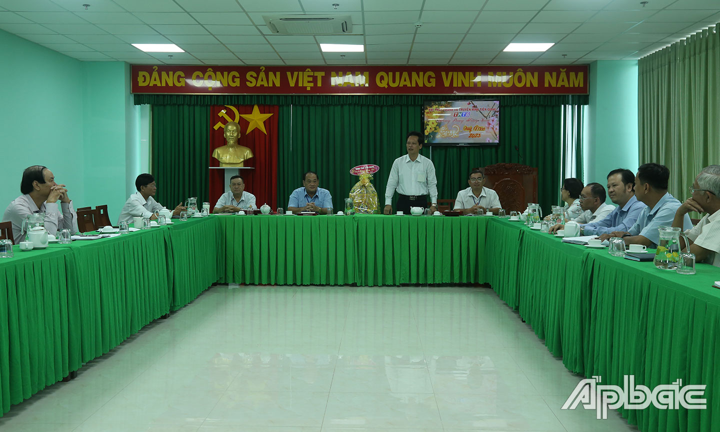 Đồng chí Nguyễn Thành Diệu đóng góp một số ý kiến với Đài PTTH Tiền Giang.