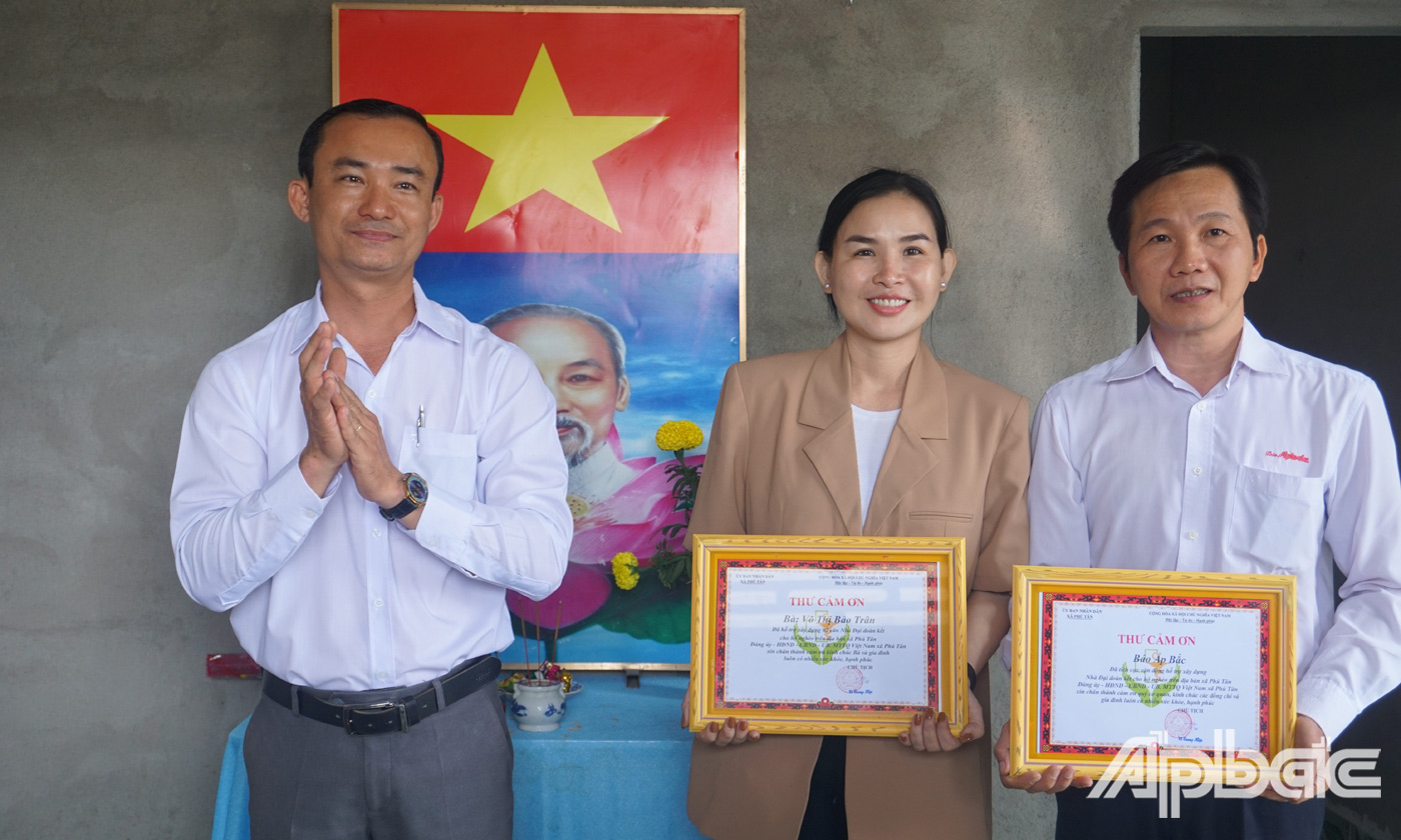 Lãnh đạo UBND xã Phú Tân trao Thư cảm ơn đến nhà tài trợ Võ Thị Bảo Trân và Báo Ấp Bắc 