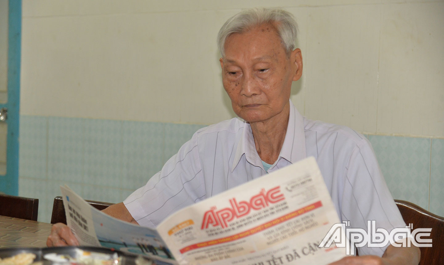 Tuy tuổi đã cao, đồng chí Nguyễn Kha vẫn tham gia lãnh đạo  Hội Người cao tuổi, Hội Sinh vật cảnh.