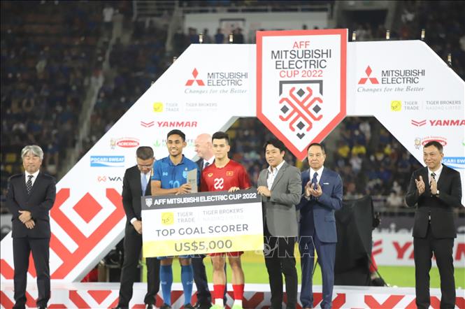 Tiền đạo Nguyễn Tiến Linh và Teerasil Dangda của Thái Lan cùng nhận giải Vua phá lưới khi đều ghi được 6 bàn thắng tại AFF Cup 2022. Ảnh: Huy Tiến/Pv TTXVN tại Thái Lan