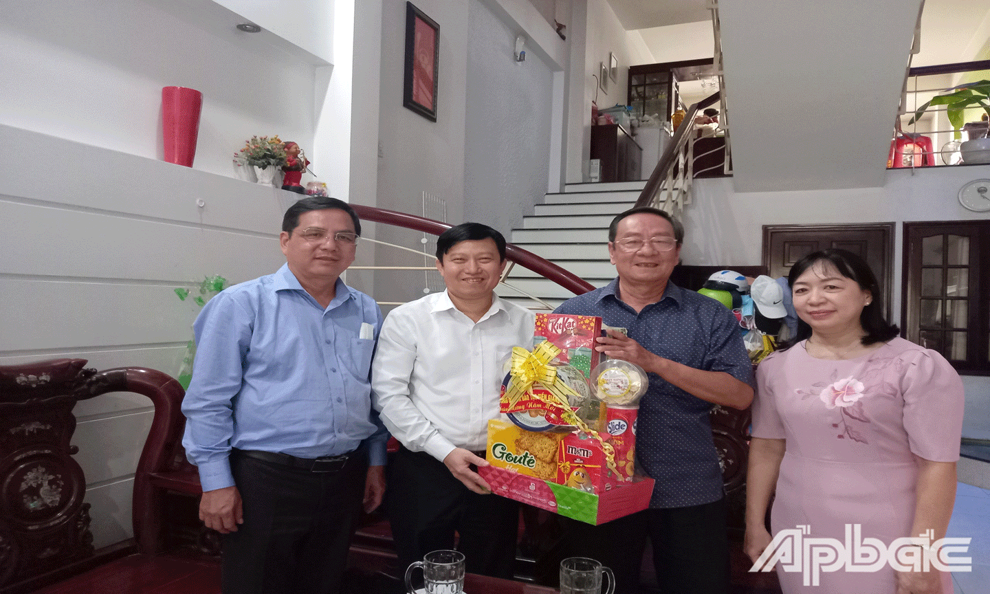 Đoàn đến thăm, chúc tết gia đình đồng chí Phan Văn Hà, nguyên Phó Chủ tịch UBND tỉnh, nguyên Giám đốc Sở GD&ĐT tỉnh Tiền Giang.