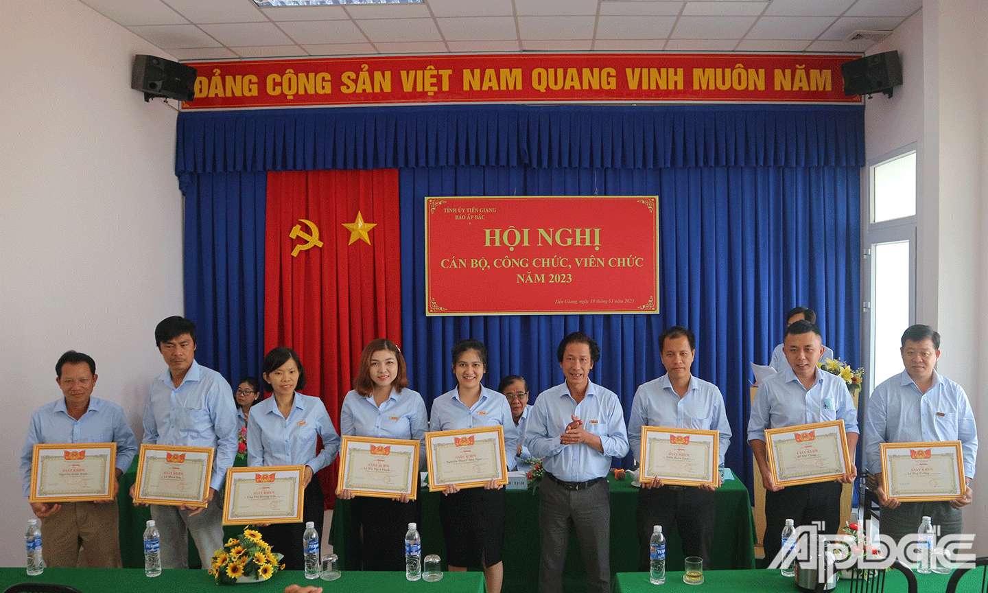Đồng chí Phạm Văn Sơn, Phó Tổng Biên tập, Chủ tịch Công đoàn cơ sở Báo Ấp Bắc trao Giấy khen cho các cá nhân đạt danh hiệu 