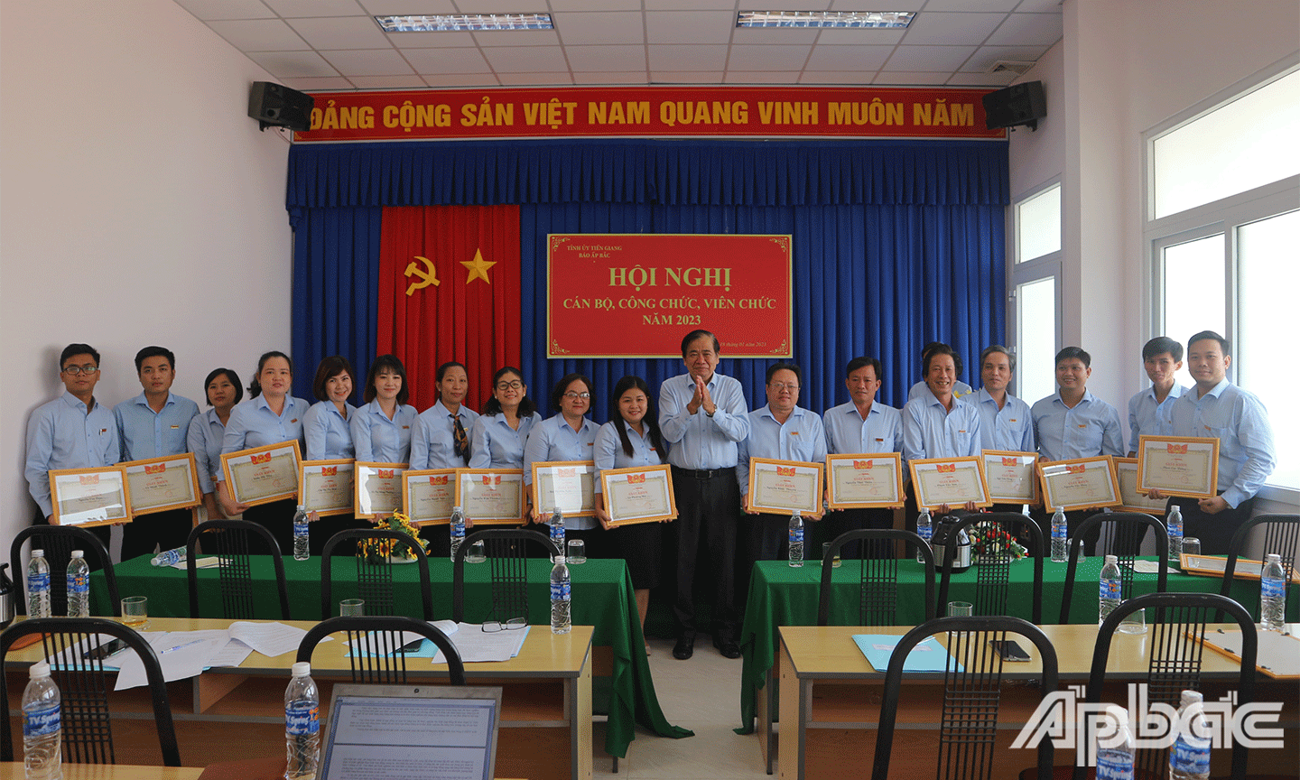 Đồng chí Nguyễn Minh Tân, Tổng Biên tập Báo Ấp Bắc trao Giấy khen cho các cá nhân đạt danh hiệu 