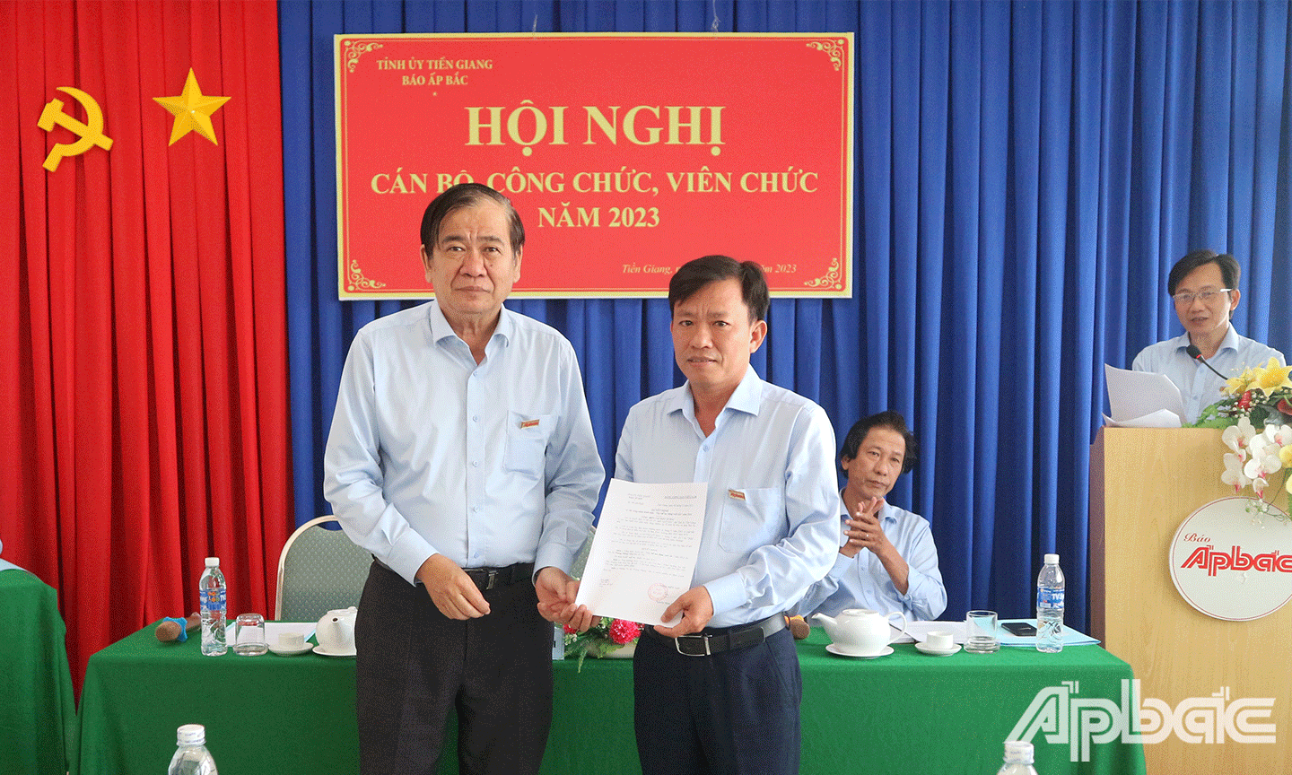 Đồng chí Nguyễn Minh Tân, Tổng Biên tập Báo Ấp Bắc trao Quyết định công nhận danh hiệu “Tập thể lao động xuất sắc” năm 2022 cho tập thể Phòng Phóng viên