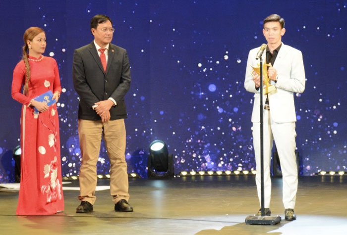 Kình ngư Nguyễn Huy Hoàng (bên phải) đã có một năm 2022 thành công rực rỡ. 